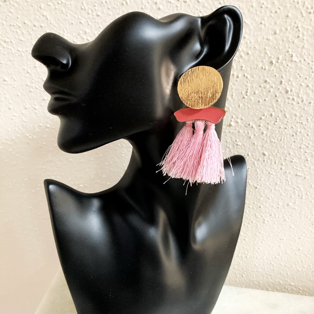 NEW! 2 Tone Pink Tassel/Gold Chain Earrings ๐ธ - Picture 2 of 4